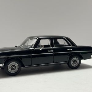 Welly 1:24 1968 Mercedes-Benz 220 Black Diecast